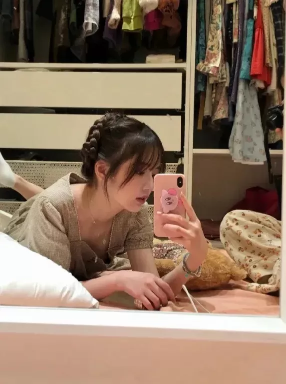 【大神原创】高颜值妹子的帆布美脚挠玩，非常怕痒1.webp