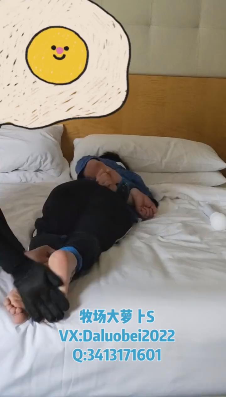 反绑小男生，狂刷大脚板.MP4_20260303_121710568.jpg
