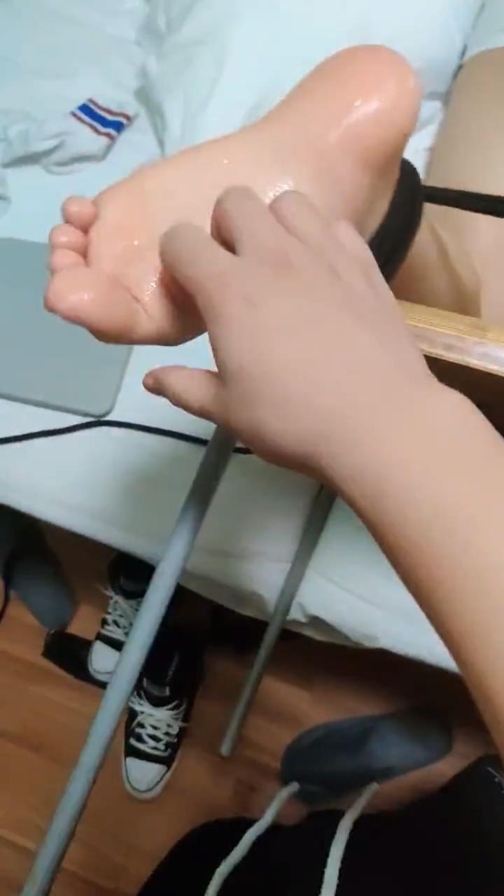 椅子TK没有露脸，不过脚脚看着水嫩嫩的.mp4_20260303_182731374.jpg