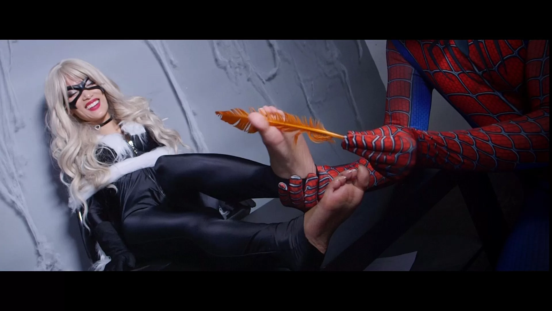 【黑猫cos-黑猫被蜘蛛侠挠脚报复】UKTickling – Black Cat & Spiderman Part 1 Captu.webp