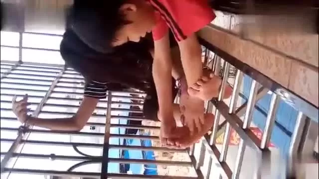 弟弟在阳台挠姐姐脚心_1_1.webp