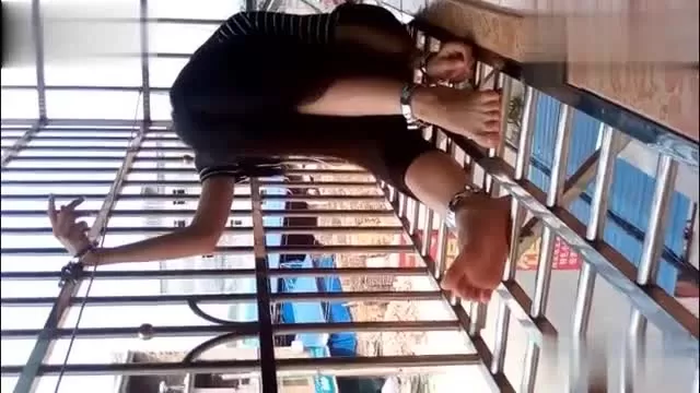 弟弟在阳台挠姐姐脚心_1_0.webp