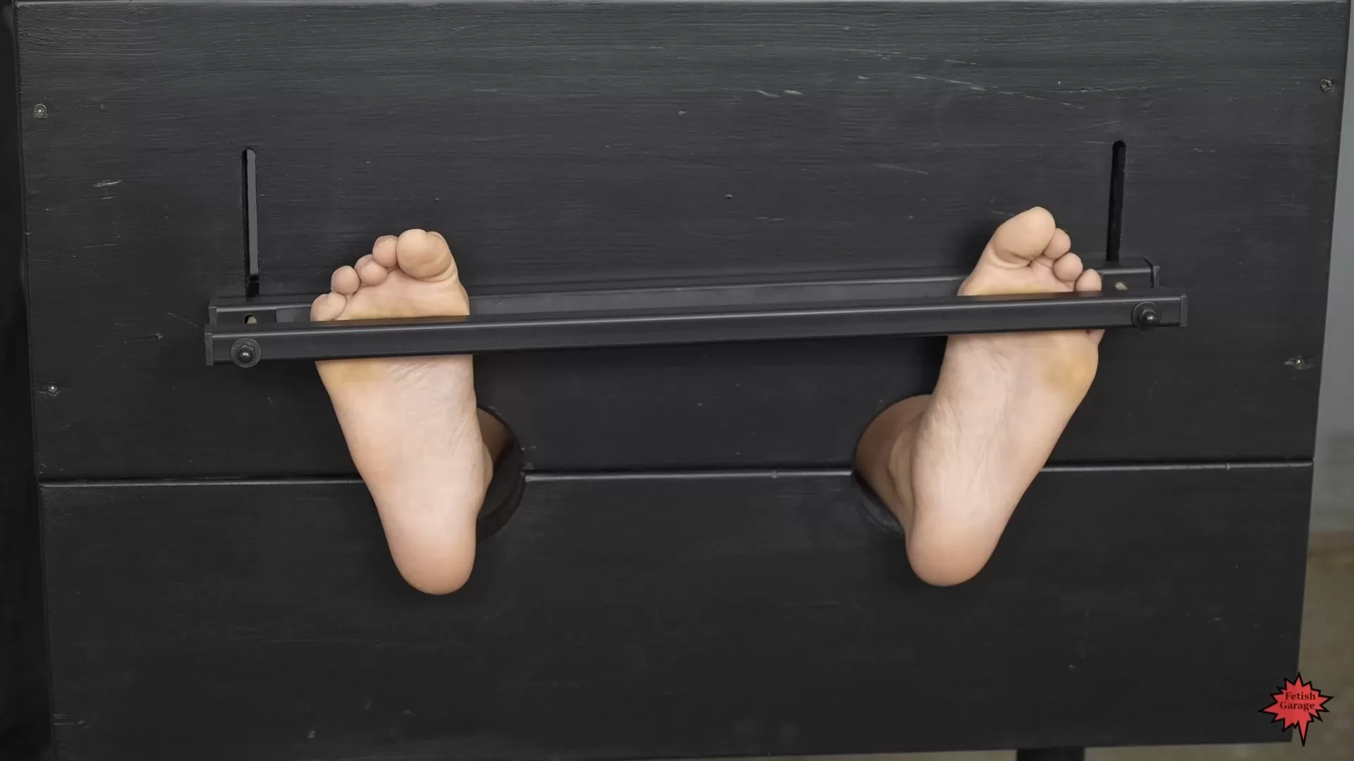 FetishGarage – Extreme tickling in our new foot pillory.mp4_snapshot_01.15.020.webp