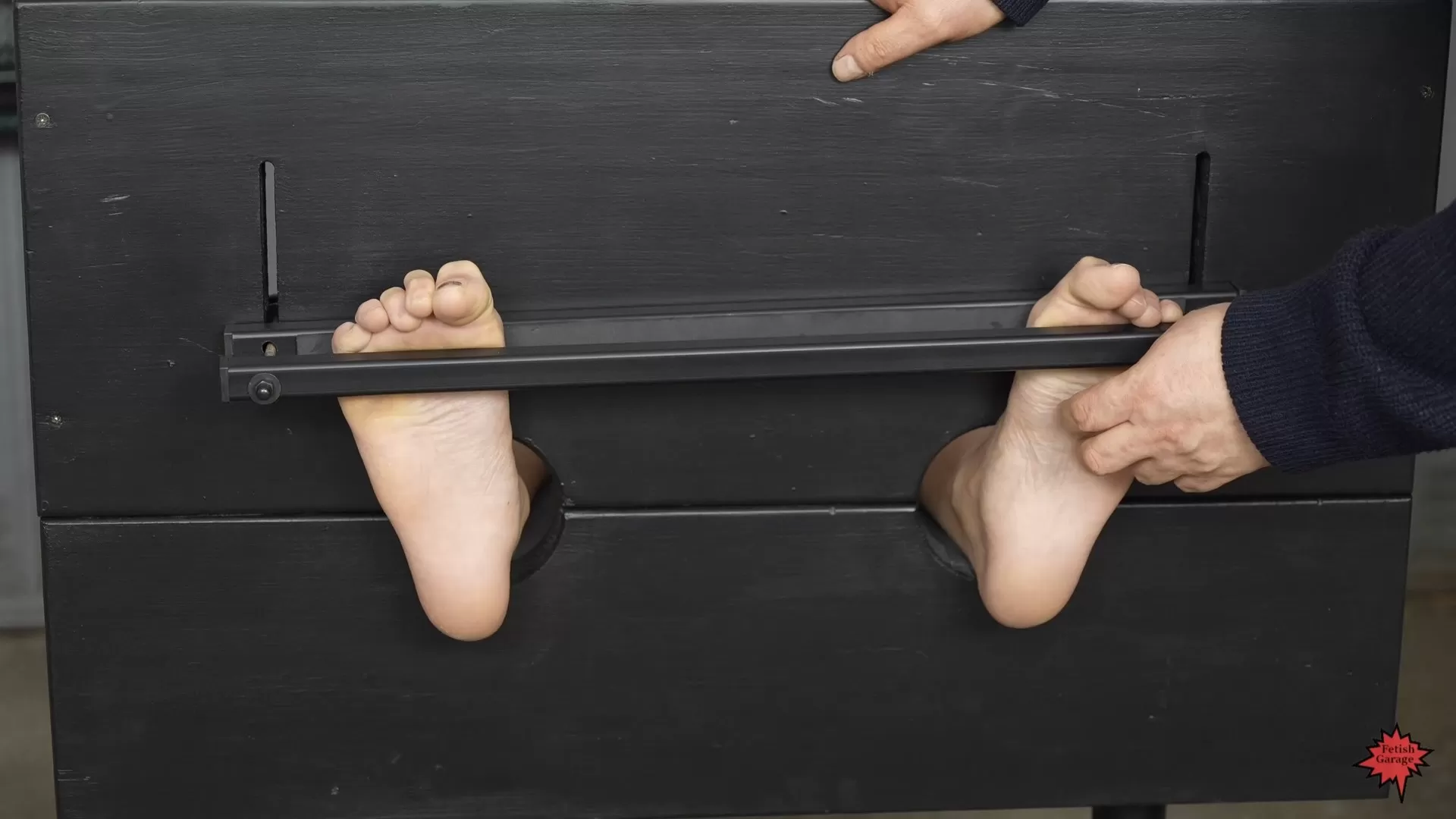 FetishGarage – Extreme tickling in our new foot pillory.mp4_snapshot_01.30.020.webp