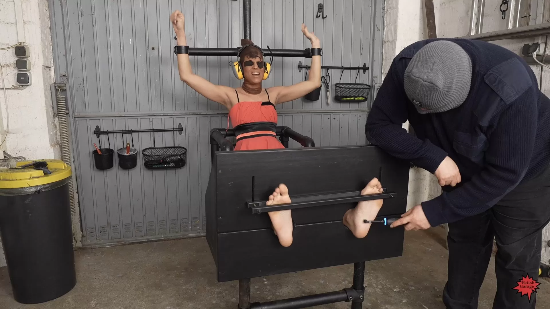 FetishGarage – Extreme tickling in our new foot pillory.mp4_snapshot_03.50.020.webp