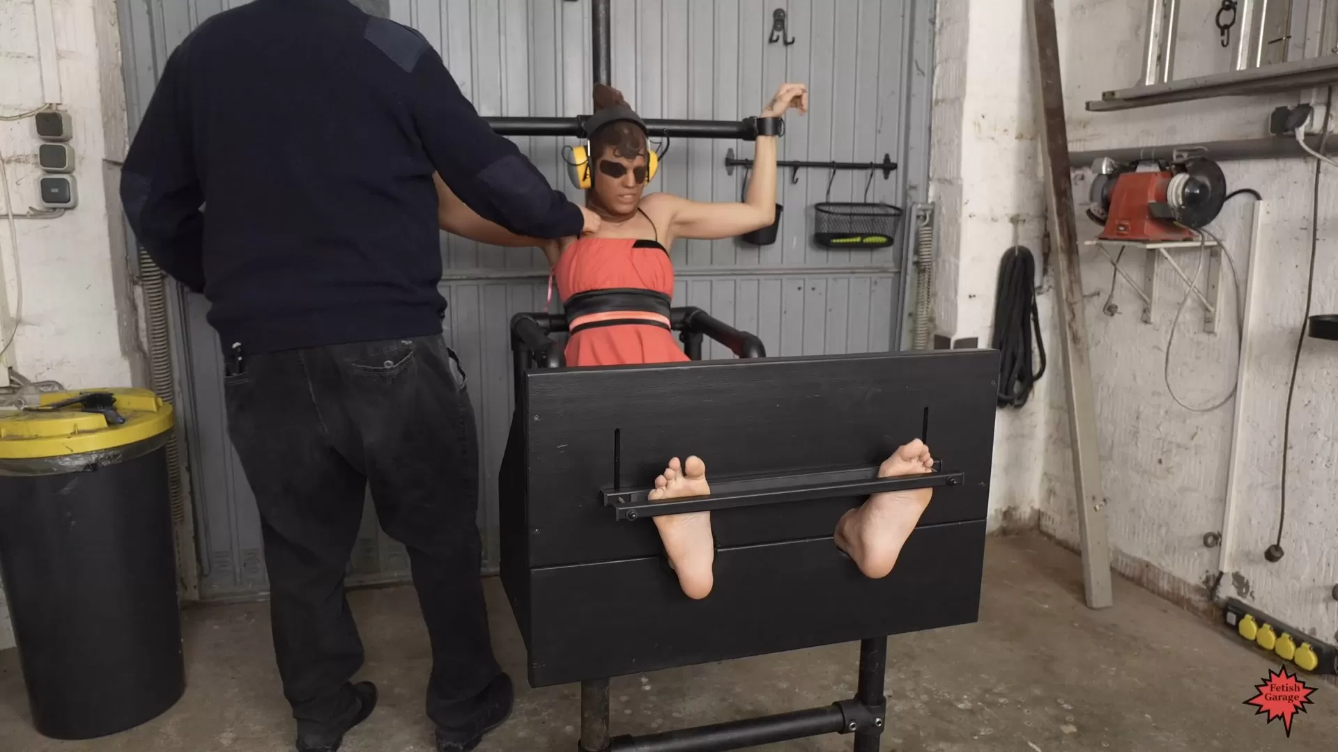 FetishGarage – Extreme tickling in our new foot pillory.mp4_snapshot_04.30.020.webp