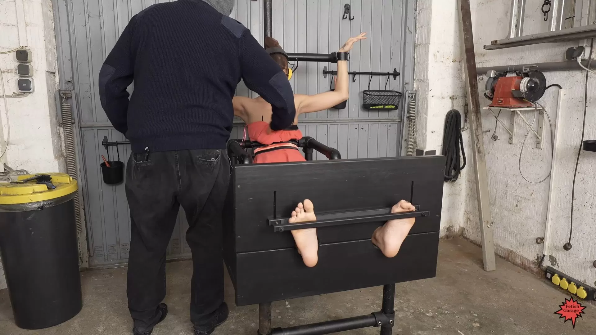FetishGarage – Extreme tickling in our new foot pillory.mp4_snapshot_04.34.140.webp