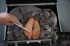 【罗米被锁入足盒，抹油工具折磨】RomyFetish – The amazing Tickle Box