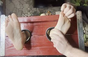 【在线播】LaughsAndLust – Lacie’s Full Body Tickling in Stocks Upper Body, Bare Feet in Bondage