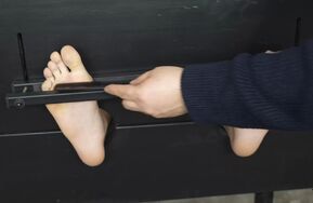 【在线播】【克里斯蒂的新足枷极端油脚折磨】FetishGarage – Extreme tickling in our new foot pillory 汓