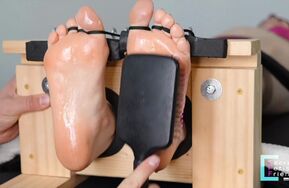 【在线播】【多萝西的足枷挠痒与球塞封口】SecretFetishFriends – Dorothy’s Feet Tickled in Stocks