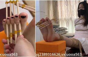 《老虎凳夹脚趾1》木棍夹脚趾上刑 手指加压 挠脚底牙刷梳子狠狠TK（在线播）